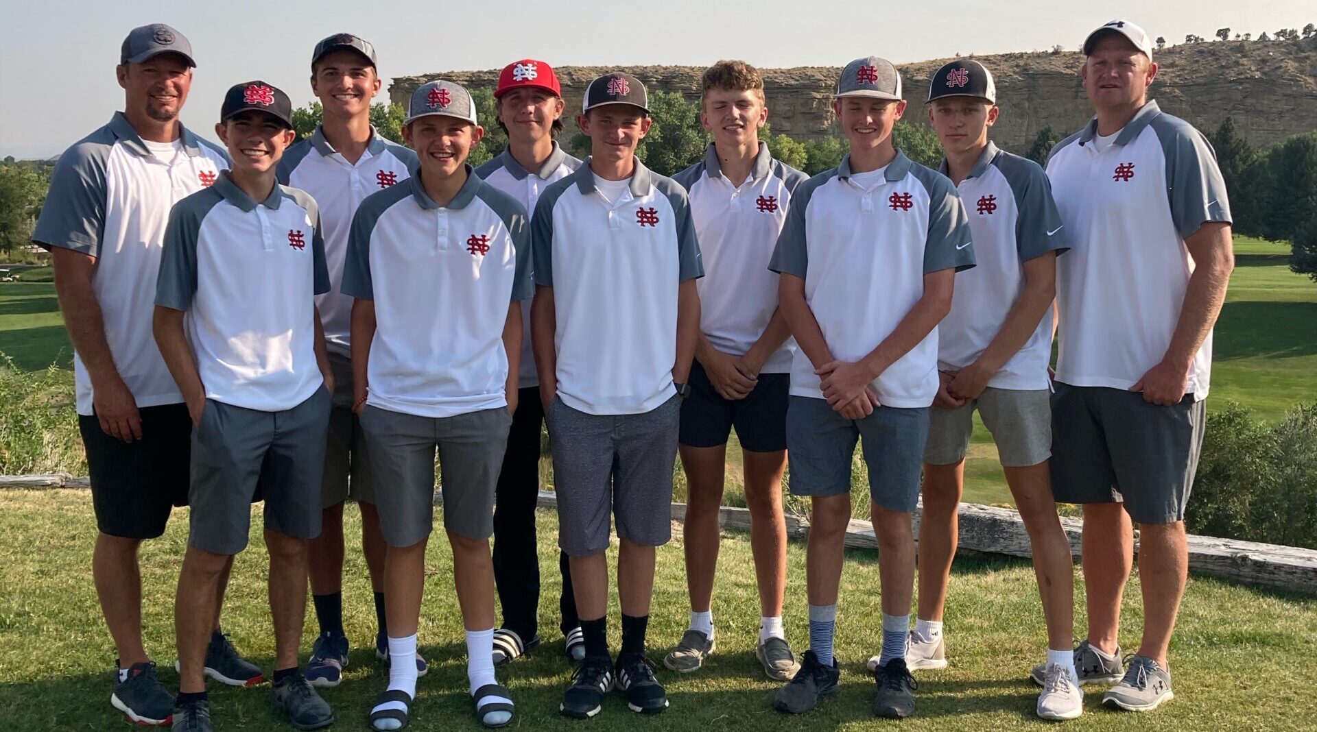 Young, inexperienced golf team draws strength from friendships